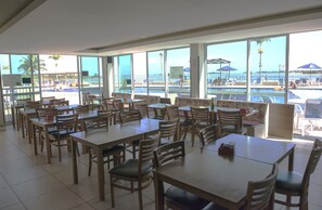 Der serveres frokost og aftensmad