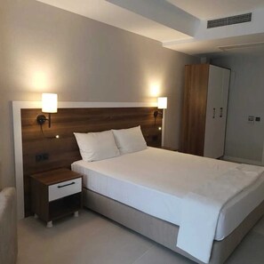 Seprai premium, minibar, brankas, dan tirai kedap cahaya