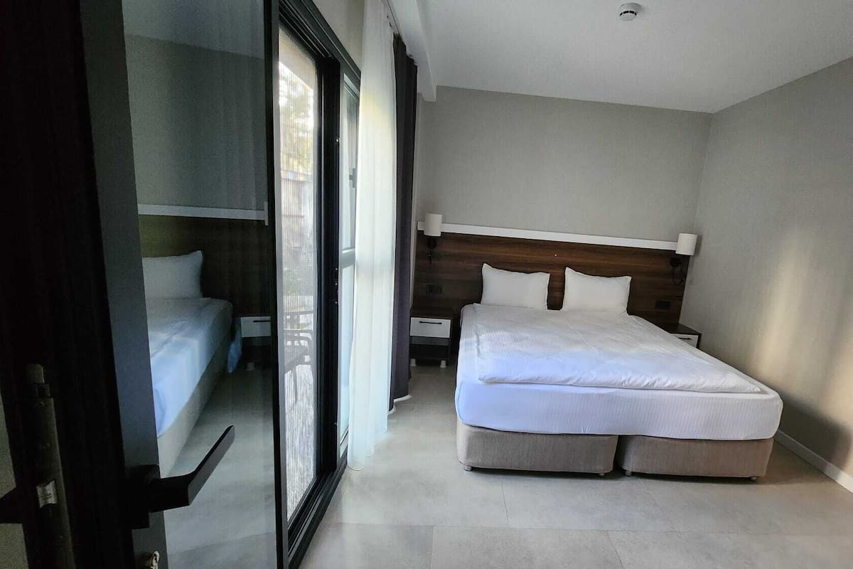 Chambre Standard Double ou avec lits jumeaux, salle de bains privée, vue cour intérieure