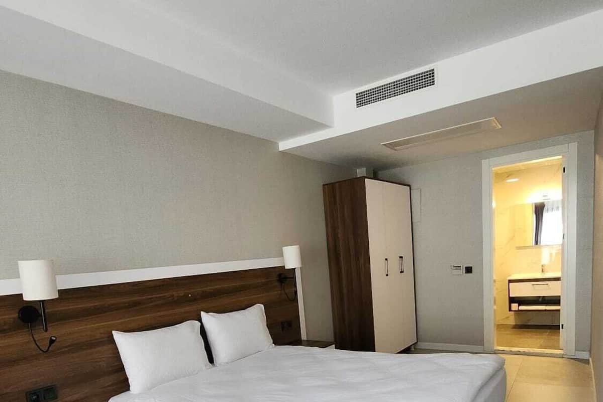 Suite Confort, plusieurs lits, salle de bains privée, vue partielle sur la mer