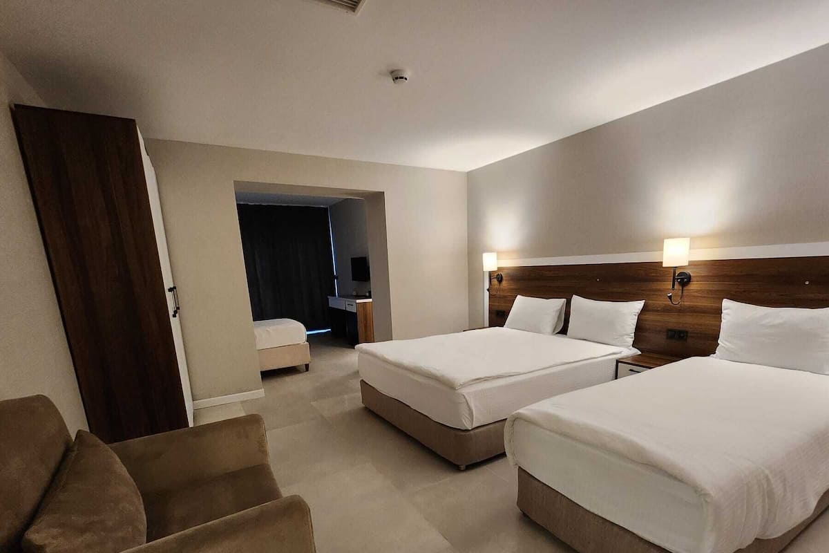 Suite Standard, plusieurs lits, salle de bains privée, vue jardin