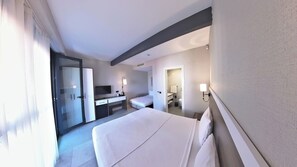Standard-Vierbettzimmer, eigenes Bad, Meerblick | 1 Schlafzimmer, hochwertige Bettwaren, Minibar, Zimmersafe