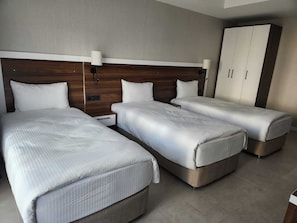 Standard-Vierbettzimmer, eigenes Bad, Stadtblick | 1 Schlafzimmer, hochwertige Bettwaren, Minibar, Zimmersafe
