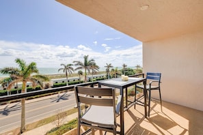 Outdoor dining - 404 Ocean View Condo (Avalon Beach Club Assn) (Fort Pierce)
