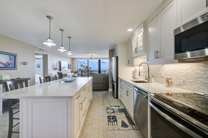 冷蔵庫、電子レンジ、オーブン、コンロ