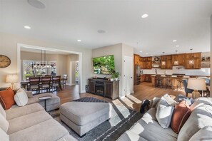 暖炉、テーブルサッカー台、卓球台