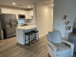 Jääkaappi, mikroaaltouuni, uuni, liesi