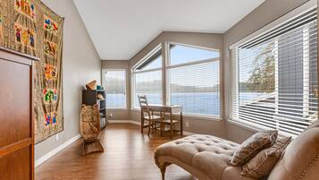 Fernseher, Kamin, Bücher