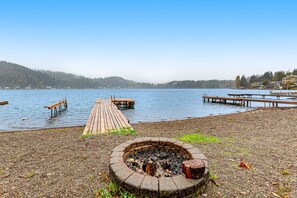 On the beach - Lakefront home with canoe, kayaks, large deck, beach access, fireplace, & W/D (Olympia)