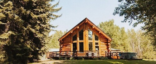 Experience extraordinary peace, privacy, & luxury. Modern log cabin, georgeous! 