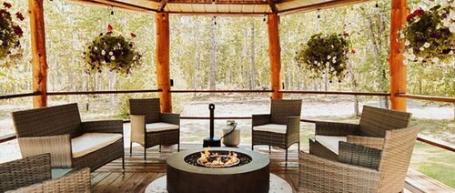 Experience extraordinary peace, privacy, & luxury. Modern log cabin, georgeous! 