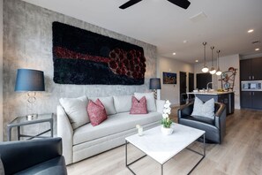 Smart TV, books - Flora - Odyssey - Heart of Midtown (Nashville)