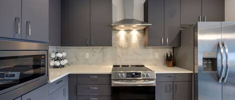 Refrigerador, microondas, horno, placa de cocina