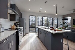 Fridge, microwave, oven, stovetop - Nashville Hideaway - Odyssey - Heart of Midtown (Nashville)