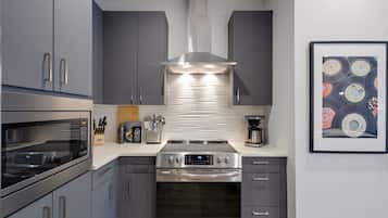 Refrigerador, microondas, horno y parrilla de estufa