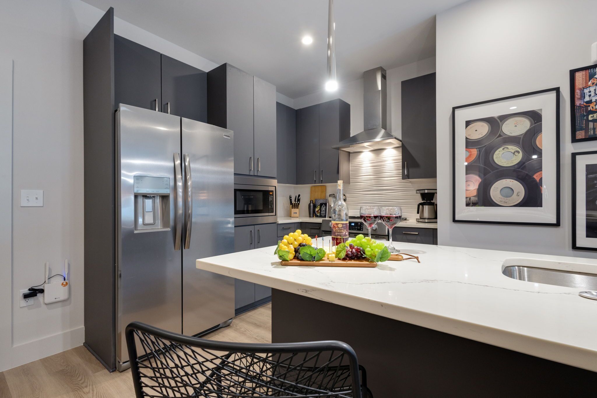 Refrigerador, microondas, horno y parrilla de estufa 