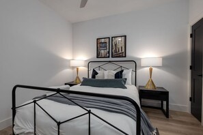 2 bedrooms, iron/ironing board, travel cot, free WiFi - Jupiter - Odyssey -Walk 2 restaurants -Pool & Gym (Nashville)