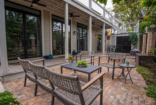 Exquisite Studio Guesthouse Near Downtown s Core