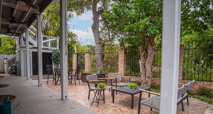 Exquisite Studio Guesthouse Near Downtown s Core