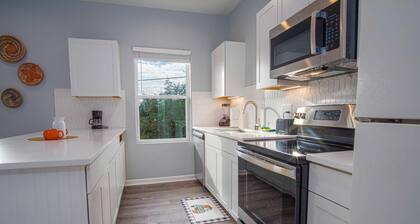 Downtown Dream Home Spacious 4BR 2BA Sleeps 12
