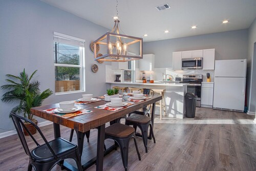 Downtown Dream Home Spacious 4BR 2BA Sleeps 12