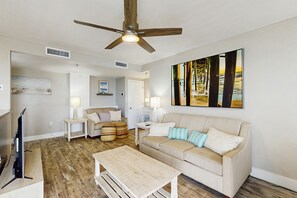 Fernseher, Tischfußball, Tischtennisplatte