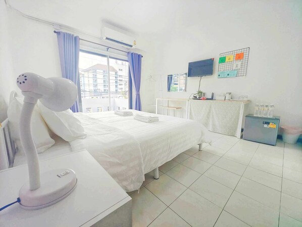 1 bedroom, iron/ironing board, free WiFi, bed sheets - Double bed room ensuite bathroom with balcony 1 km. to Nimman road. (Chang Wat Chiang Mai)