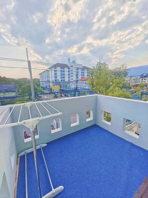 Property grounds - Double bed room ensuite bathroom with balcony 1 km. to Nimman road. (Chang Wat Chiang Mai)