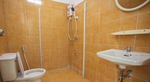 Shower, hair dryer, towels, soap - Double bed room ensuite bathroom with balcony 1 km. to Nimman road. (Chang Wat Chiang Mai)