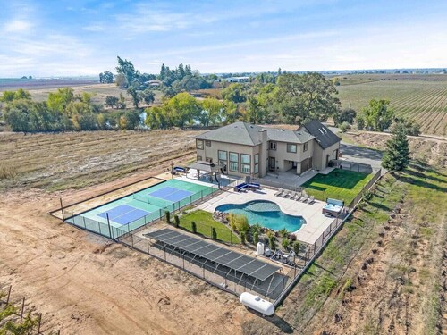 Luxury 4 Acre Estate - Pickleball, Pool, Game Room