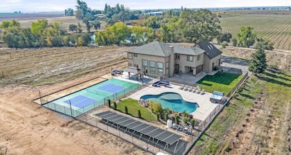 Luxury 4 Acre Estate - Pickleball, Pool, Game Room