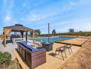 Outdoor dining - Luxury 4 Acre Estate - Pickleball, Pool, Game Room (Lodi)