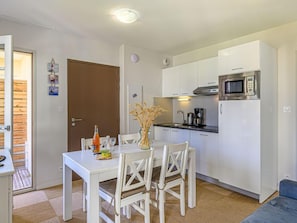 Fridge, microwave, dishwasher, cookware/dishes/utensils