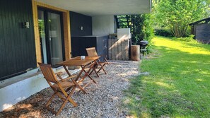 Outdoor dining - Apartment 'Burgstraße' with Private Terrace, Private Garden and Wi-Fi (Fuldatal)