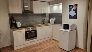 Fridge, microwave, oven, stovetop - Apartment 'Burgstraße' with Private Terrace, Private Garden and Wi-Fi (Fuldatal)