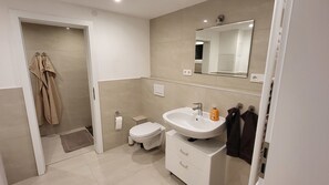 Shower, hair dryer, towels - Apartment 'Burgstraße' with Private Terrace, Private Garden and Wi-Fi (Fuldatal)