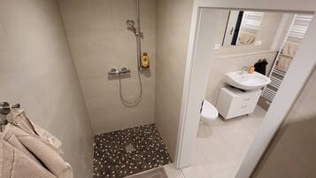 Dusche, Haartrockner, Handtücher