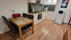 Fridge, microwave, oven, stovetop - Apartment 'Burgstraße' with Private Terrace, Private Garden and Wi-Fi (Fuldatal)