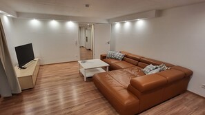 TV - Apartment 'Burgstraße' with Private Terrace, Private Garden and Wi-Fi (Fuldatal)