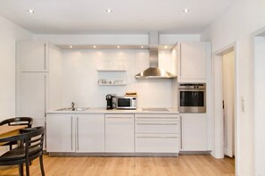 Fridge, microwave, oven, stovetop - Apartment 'Ferienwohung 1' with Private Terrace, Balcony and Wi-Fi (Jever)