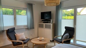 TV - Holiday Apartment "Am Wall" with Private Terrace & Wi-Fi (Radeberg)