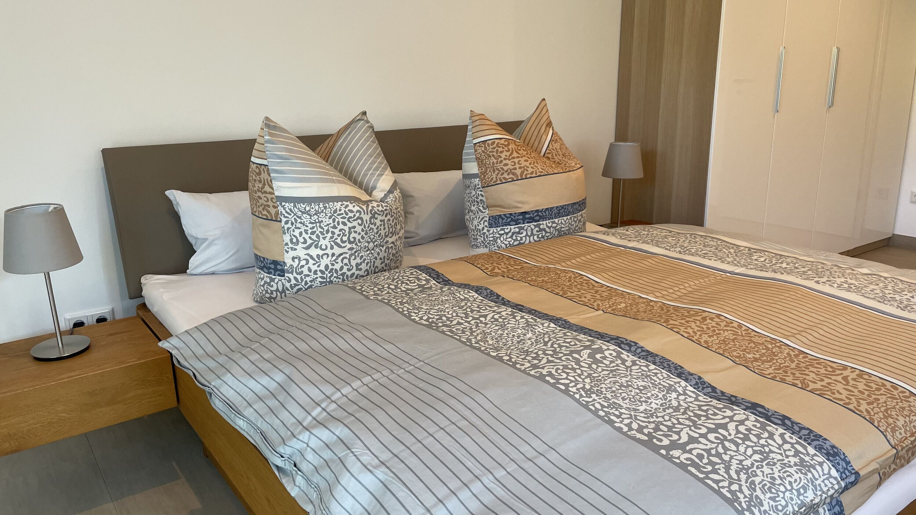 1 dormitori, planxa i posts de planxar, wifi gratuïta i roba de llit 