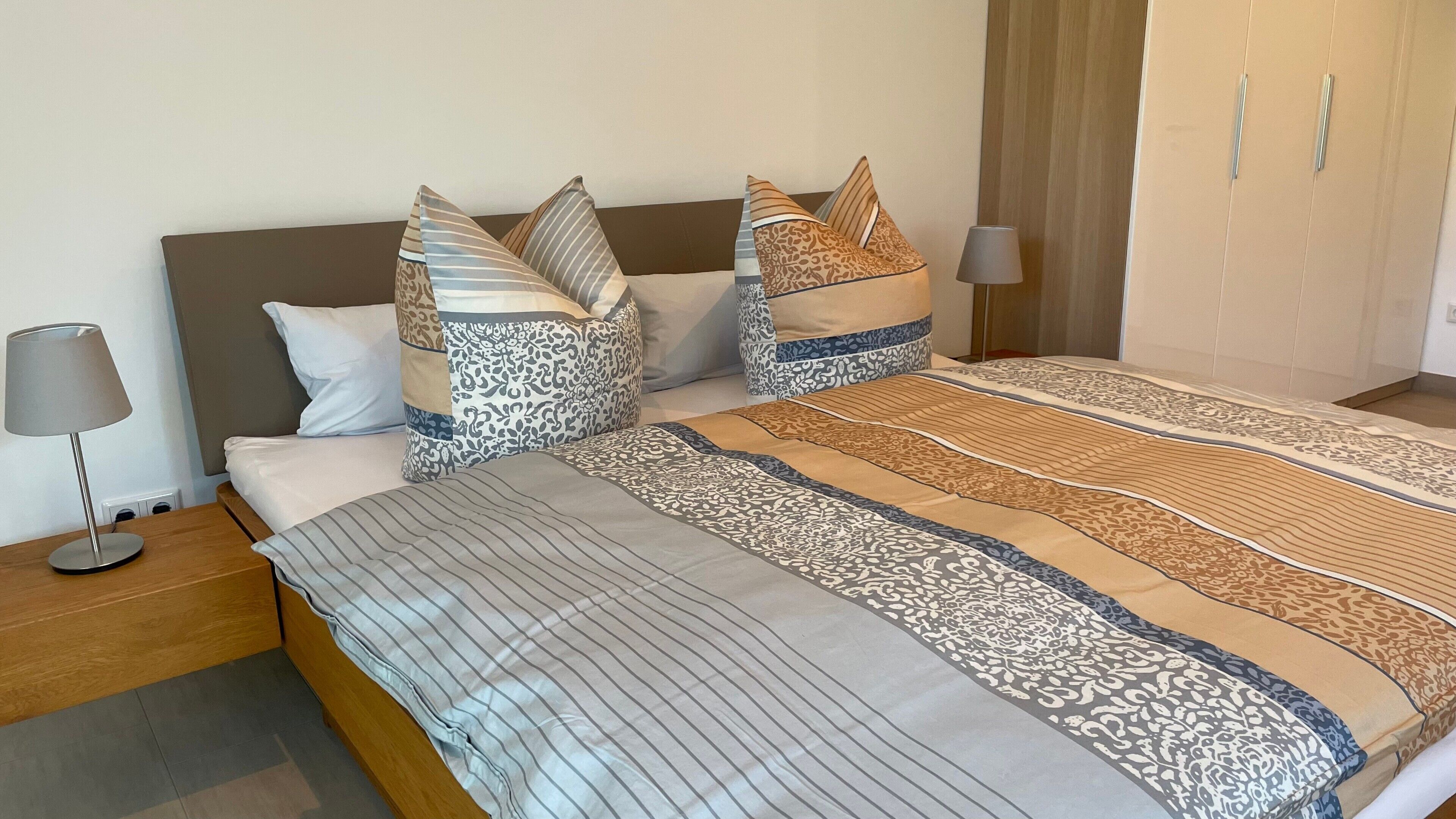 1 habitación, tabla de planchar con plancha, wifi gratis y ropa de cama 