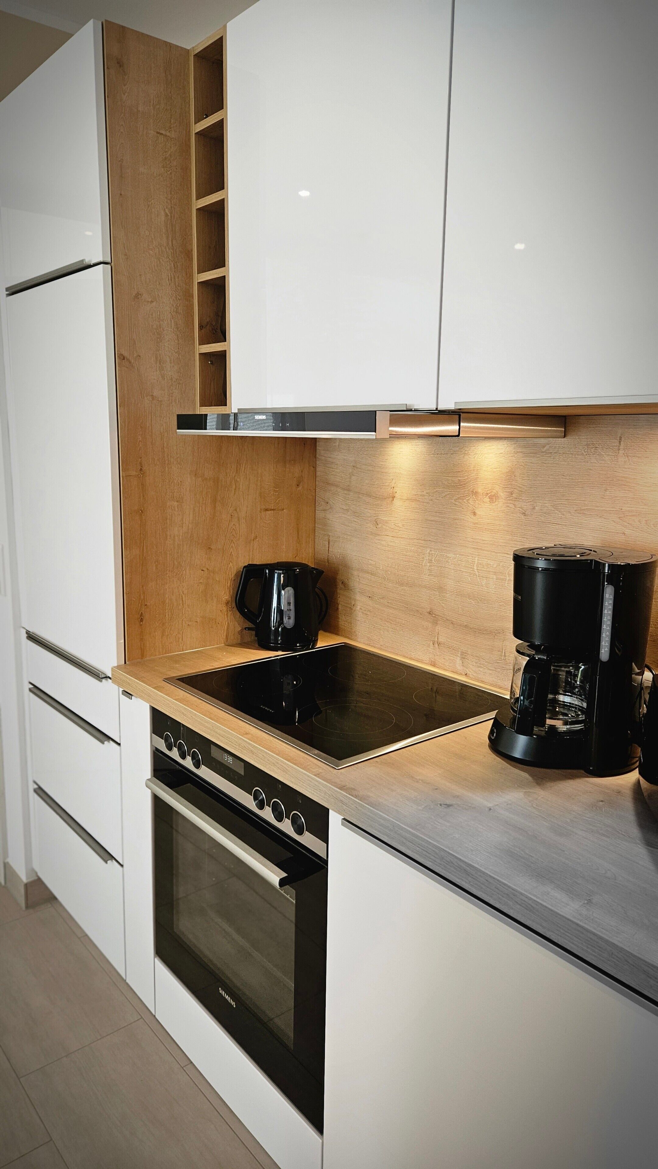 Kühlschrank, Mikrowelle, Ofen, Herdplatte