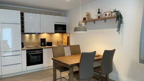 Kylskåp, mikrovågsugn, ugn och spishäll