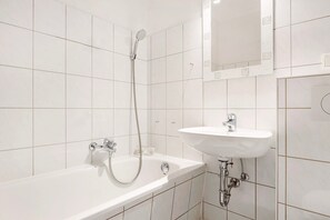 Chuveiro, secador de cabelo, toalhas de banho 