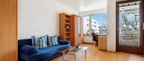 テレビ、DVD プレーヤー、ステレオ