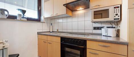 ثلاجة، ميكروويف، فرن، موقد طهي مسطح