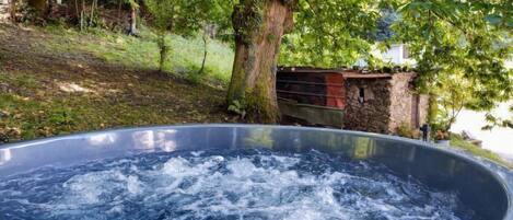 Outdoor spa tub