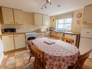 Fridge, microwave, oven, toaster - Old Lodge by Interhome (Inverness)